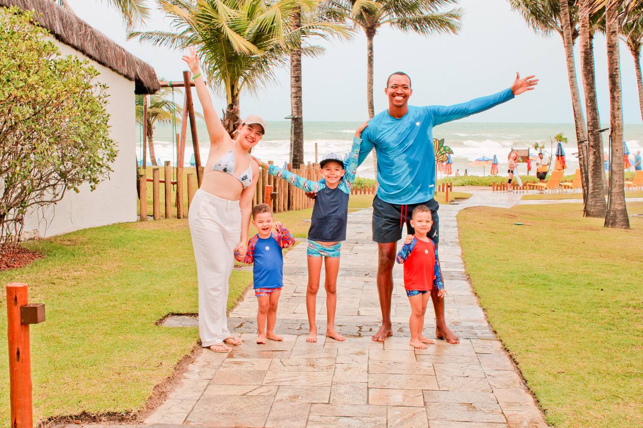 Kemuel com sua esposa e seus 3 filhos na praia — fundador da Maragogi Meu Destino
