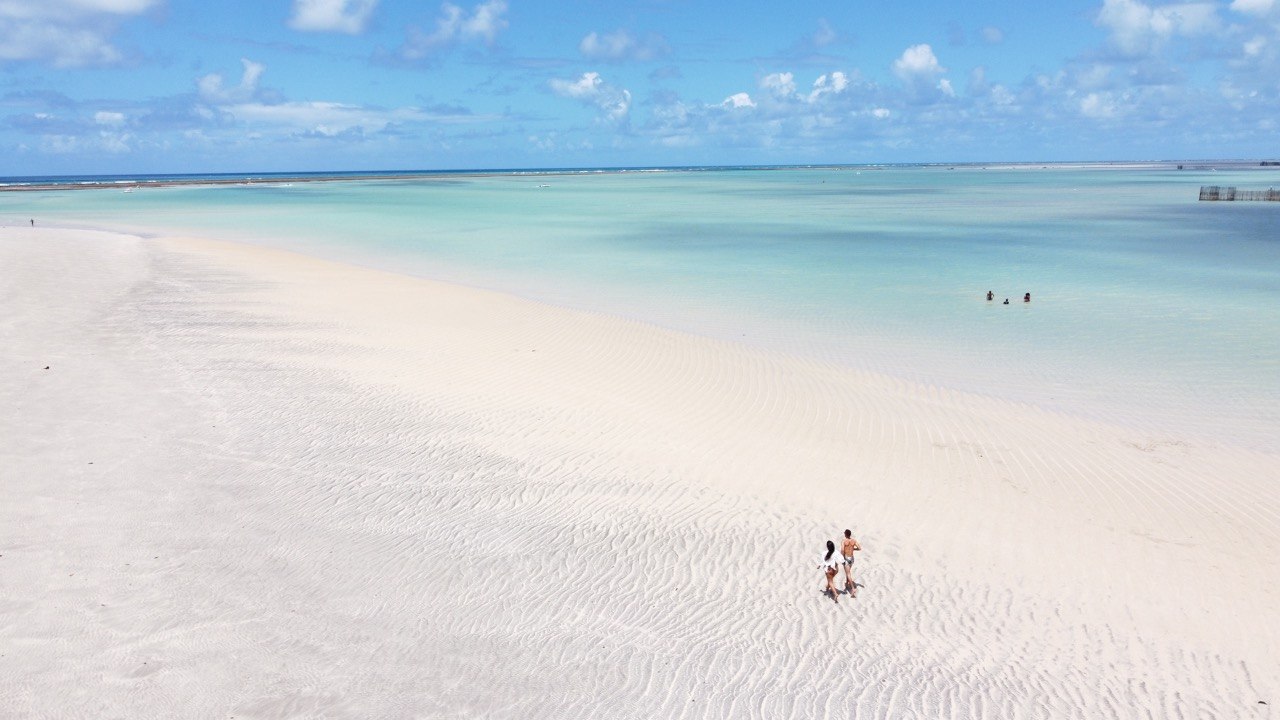 Vista aérea da praia de Maragogi com águas cristalinas